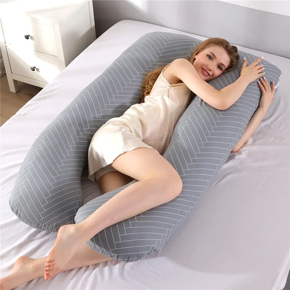 Stillkissen XXL in U-Form von Nestwiege, Farbe Grau Zickzack, ausgebreitet auf einem Bett