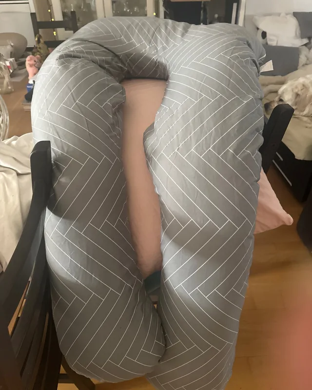 Stillkissen XXL in U-Form von Nestwiege, fotografiert von einer Käuferin