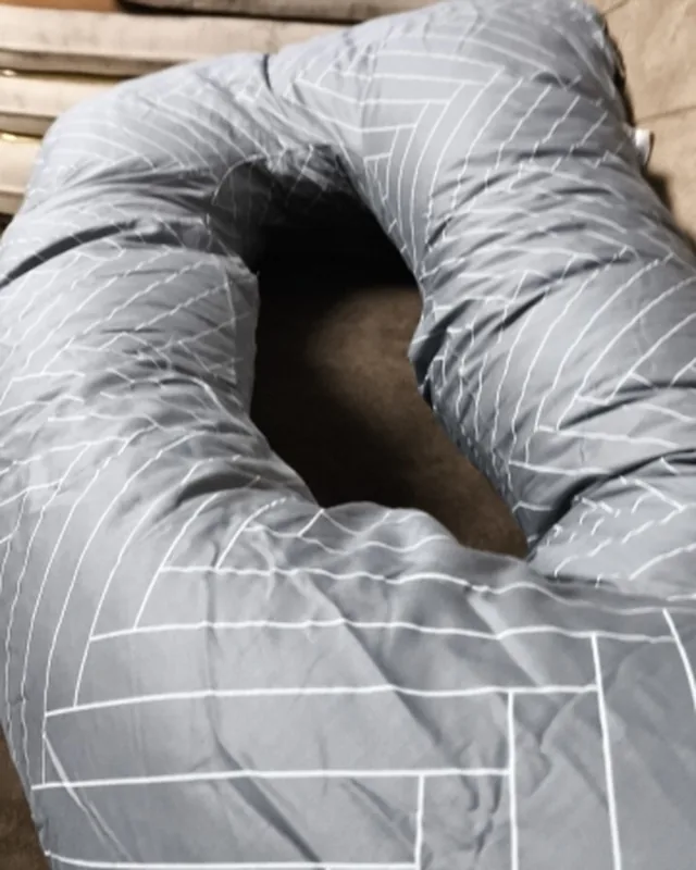 Stillkissen XXL in U-Form von Nestwiege, fotografiert von einer Käuferin