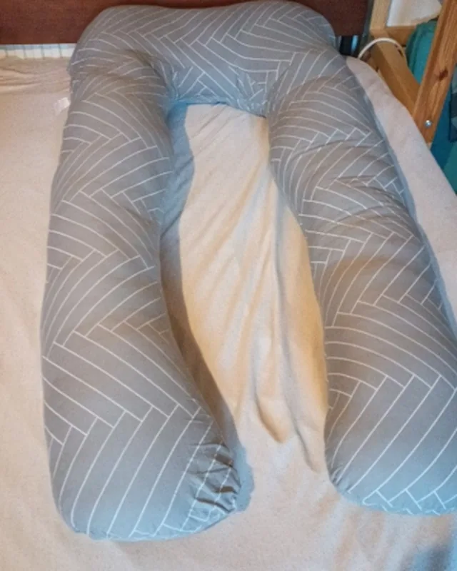 Stillkissen XXL in U-Form von Nestwiege, fotografiert von einer Käuferin