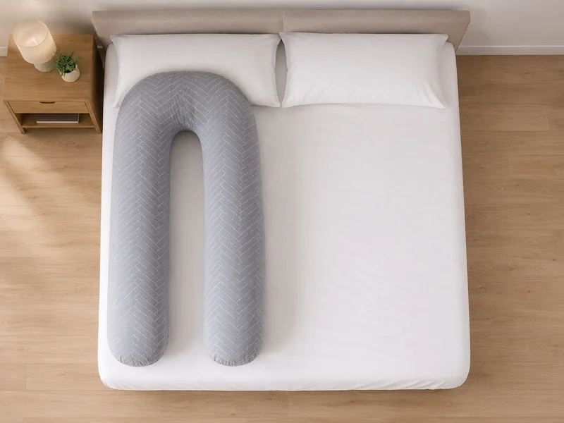 Doppelbett von oben, das U-Kissen belegt eine Hälfte der Matratze